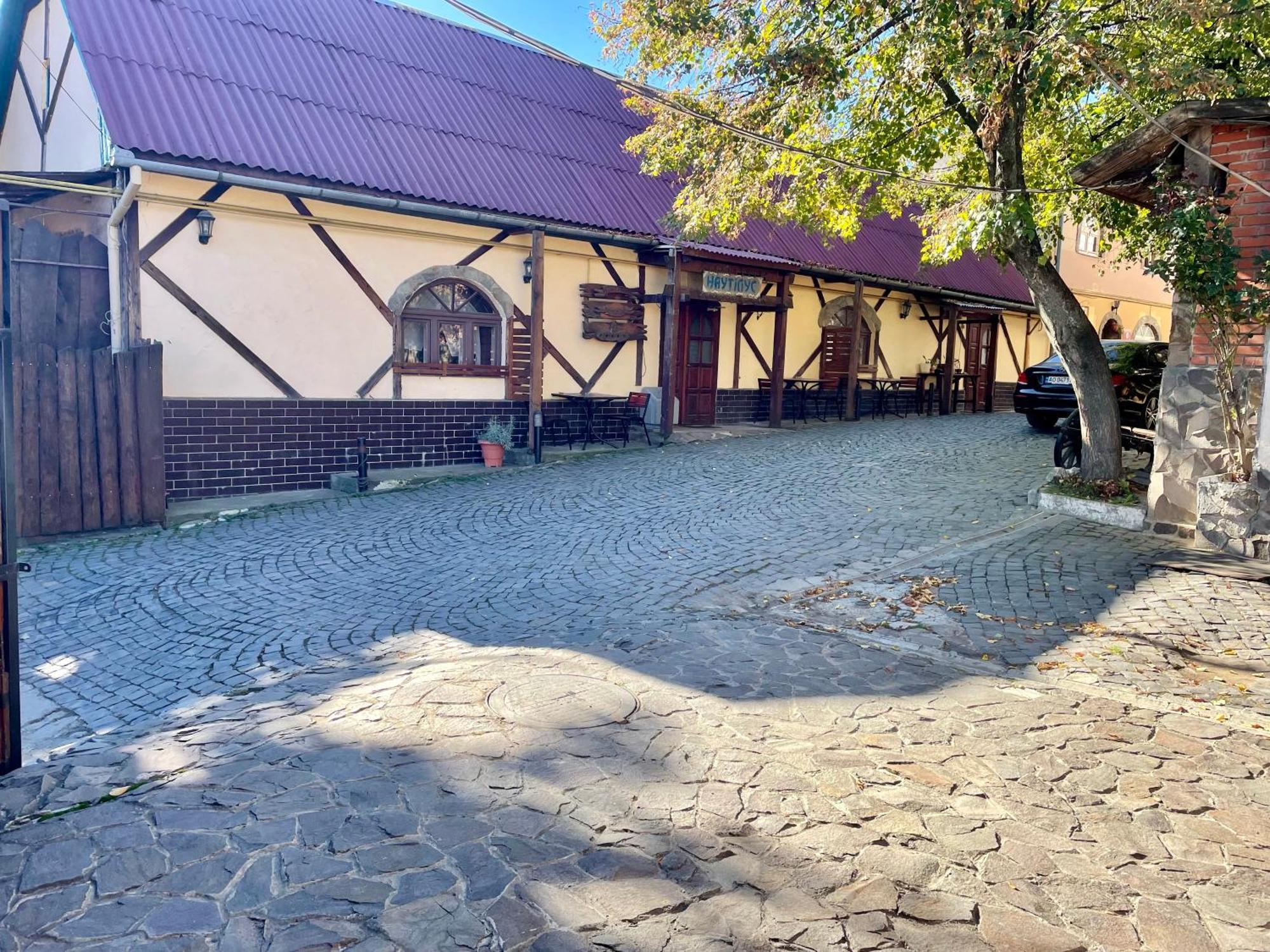 Nautilus Hotel Oezjhorod Buitenkant foto